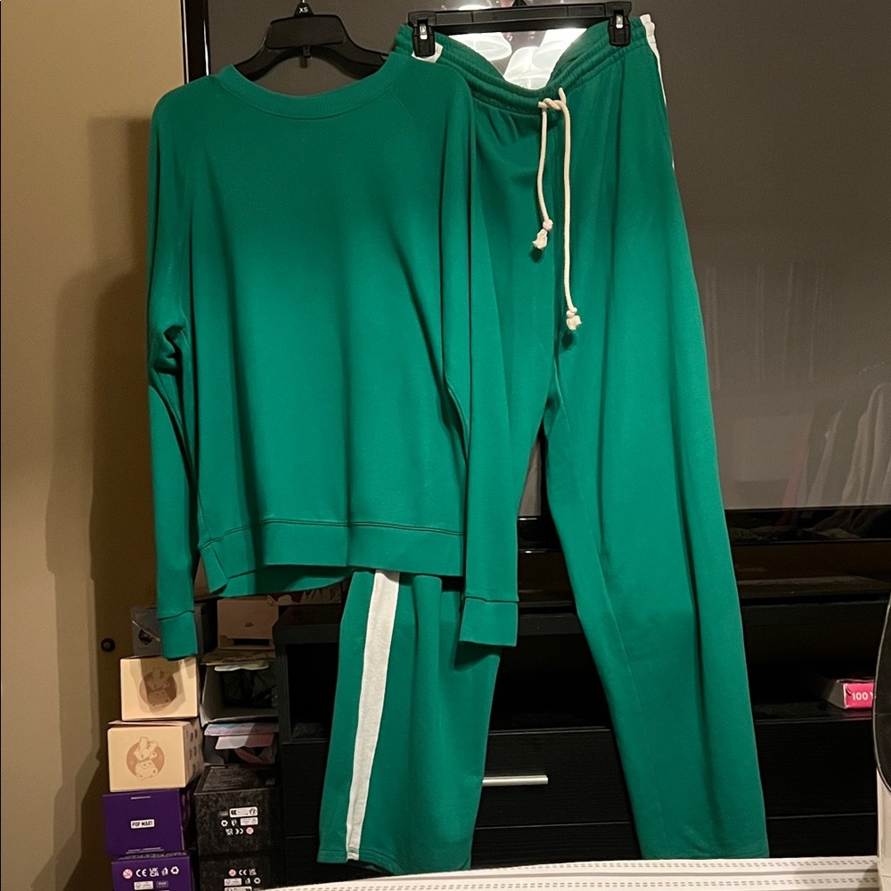 Universal Thread Sweatshirt, Tee, and Sweatpants - Picture 2 of 15